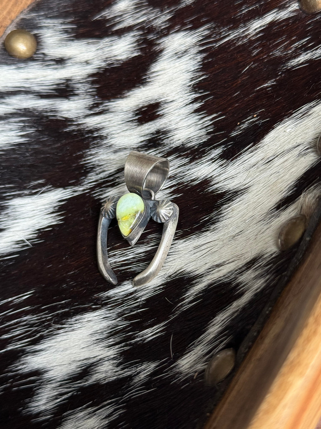 Chimney Butte palomino naja pendant