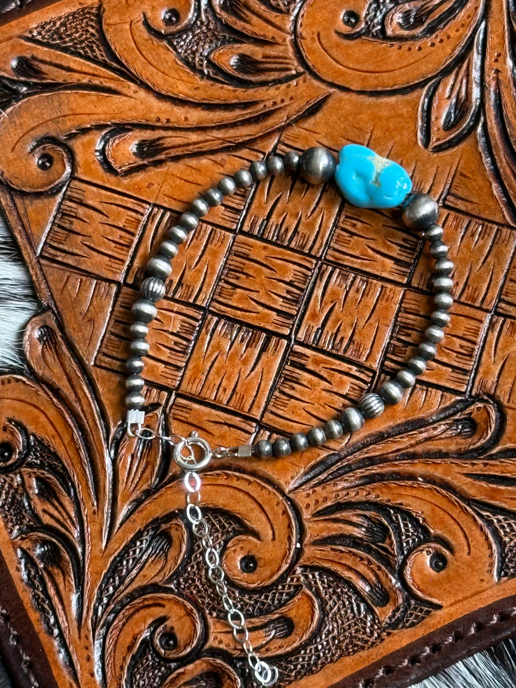 Turquoise & detailed pearls bracelet