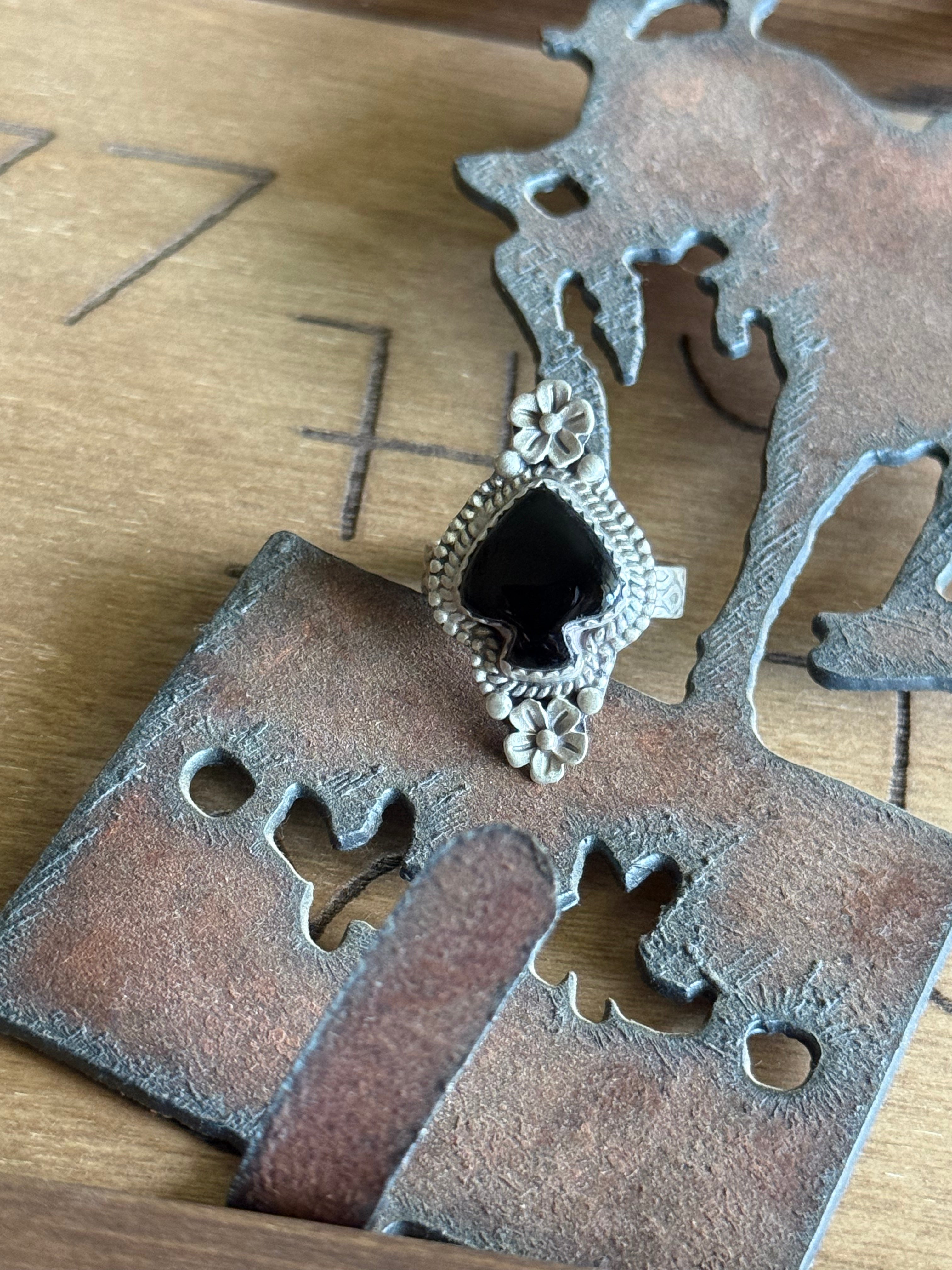 Black onyx spade adjustable ring